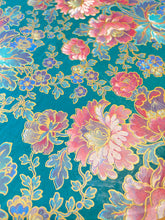 Load image into Gallery viewer, Large Floral Hat Box