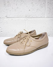 Load image into Gallery viewer, Vintage Tan Easy Spirit Anti-Gravity Shoes (6.5)
