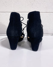 Load image into Gallery viewer, Torrid Black Tie Up Shoes - 9