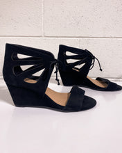 Load image into Gallery viewer, Torrid Black Tie Up Shoes - 9