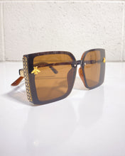 Load image into Gallery viewer, Oversized Brown Sunnies with Bee Detail