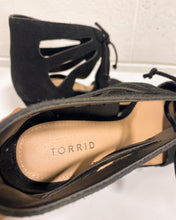 Load image into Gallery viewer, Torrid Black Tie Up Shoes - 9