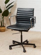 Load image into Gallery viewer, Chrome and Black Office Chair