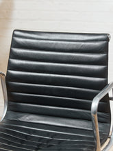 Load image into Gallery viewer, Chrome and Black Office Chair