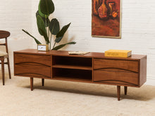 Load image into Gallery viewer, Thiago Low Profile Media Stand