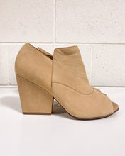 Load image into Gallery viewer, Naturalizer Skylar Nude Color Shoes - 9.5