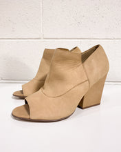 Load image into Gallery viewer, Naturalizer Skylar Nude Color Shoes - 9.5