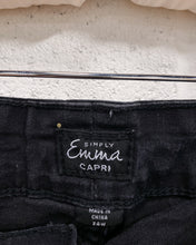 Load image into Gallery viewer, Simply Emma Black Capri Pants (24W)