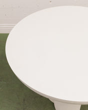 Load image into Gallery viewer, Concrete Round Table