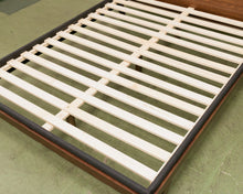 Load image into Gallery viewer, Knox Platform Queen Bed