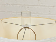 Load image into Gallery viewer, Lucite Lamp With Chunky Lucite Finial