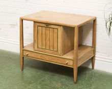 Load image into Gallery viewer, Vintage End Table