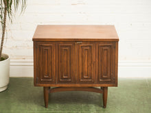 Load image into Gallery viewer, Broyhill Sculptra Pair of Nightstands