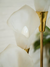Load image into Gallery viewer, Vintage Hollywood Regency Lily Brass Table Lamp
