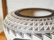 Load image into Gallery viewer, Native Shy-Yai-Zta Romero Vase Acoma Pueblo, New Mexico.