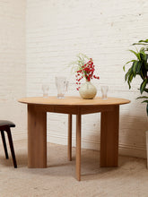 Load image into Gallery viewer, Oak Dining Table with 2 Leaves