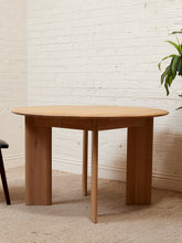 Load image into Gallery viewer, Oak Dining Table with 2 Leaves