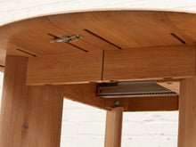 Load image into Gallery viewer, Oak Dining Table with 2 Leaves