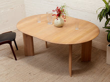 Load image into Gallery viewer, Oak Dining Table with 2 Leaves