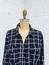 Load image into Gallery viewer, Black and White Button Up Blouse (3X)