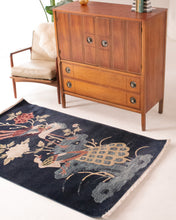 Load image into Gallery viewer, Japanese Vintage Rug Tapestry