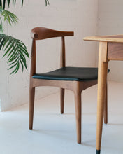 Load image into Gallery viewer, Williamsburg Chair