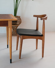 Load image into Gallery viewer, Williamsburg Chair