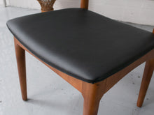 Load image into Gallery viewer, Williamsburg Chair