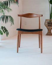 Load image into Gallery viewer, Williamsburg Chair
