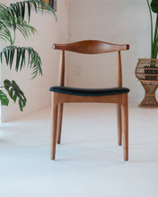 Load image into Gallery viewer, Williamsburg Chair