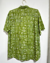 Load image into Gallery viewer, Green Tropical Button Up Shirt (L)
