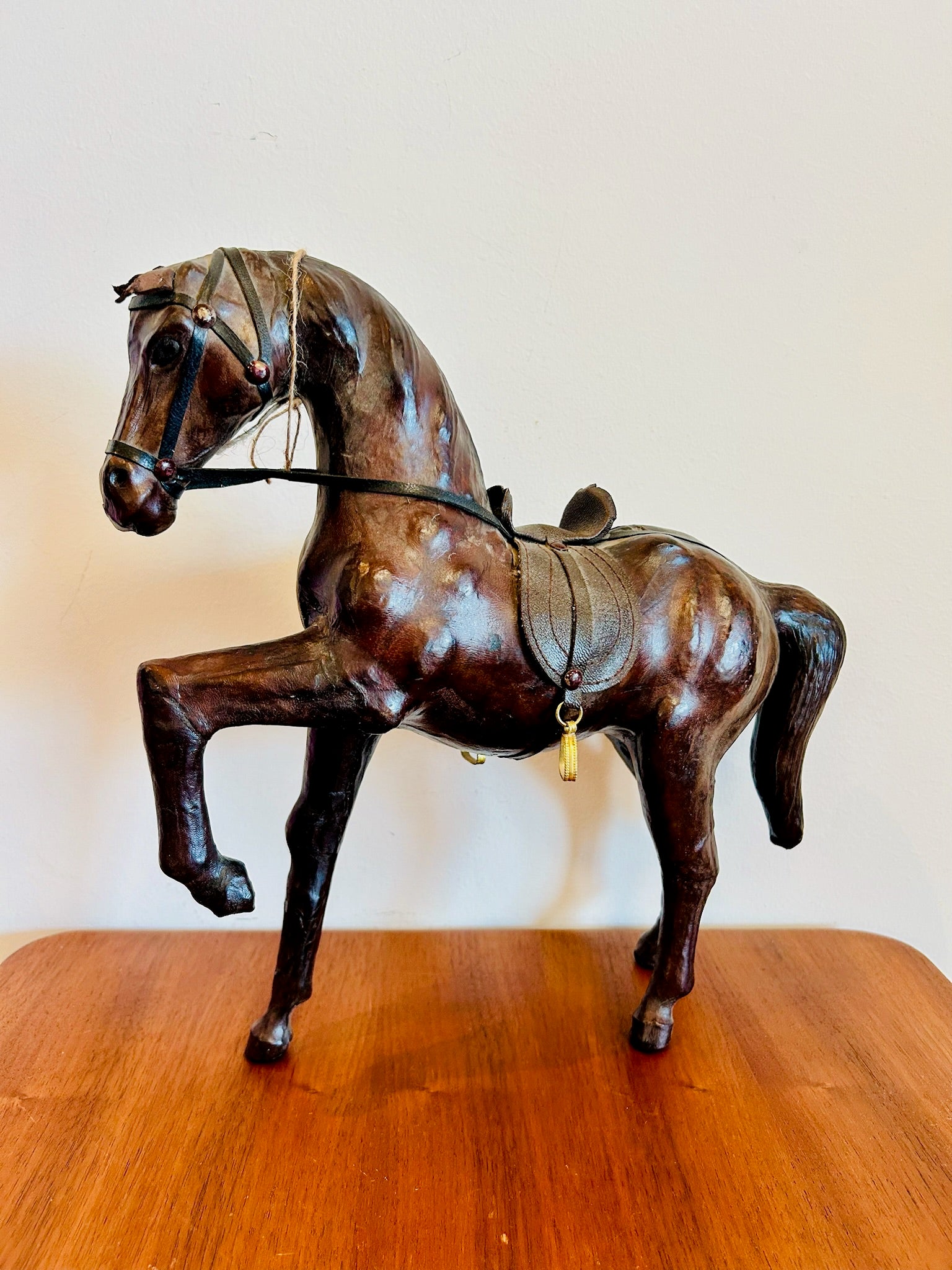 (タケ)￼新古品 リラックスフィット HORSE LEATHER Mid 20th Century Hand Crafted Leather Wrapped Chestnut Horse