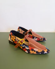 Load image into Gallery viewer, Floral and Brown Mary Jane Shoes (6)
