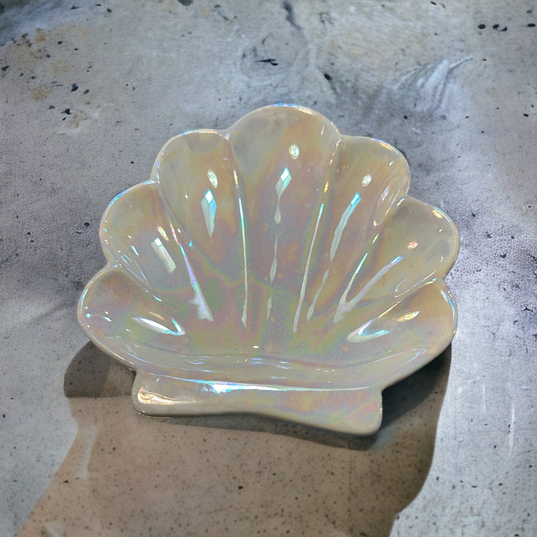 Pearly catchall shell ceramic