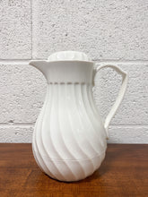 Load image into Gallery viewer, Swirl Connoiserve Insulated Carafe
