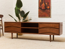 Load image into Gallery viewer, Thiago Low Profile Media Stand
