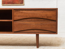 Load image into Gallery viewer, Thiago Low Profile Media Stand
