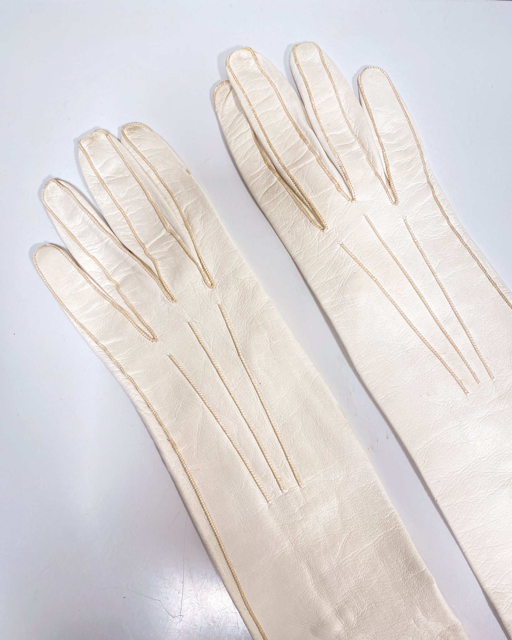 Vintage Delicate White Leather Gloves (7) Sunbeam Vintage Vintage Delicate White Leather Gloves (7) Sunbeam Vintage