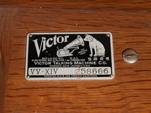 Load image into Gallery viewer, VICTROLA 1917 RCA TALKING MACHINE ANTIQUE CLASSIC RARE VV-100 PLAYS WORKS
