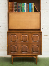 Load image into Gallery viewer, Broyhill Sculptra Hutch Bar
