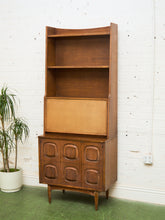 Load image into Gallery viewer, Broyhill Sculptra Hutch Bar
