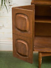 Load image into Gallery viewer, Broyhill Sculptra Hutch Bar
