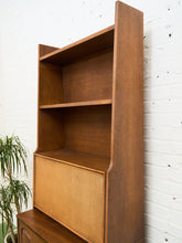 Load image into Gallery viewer, Broyhill Sculptra Hutch Bar
