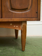 Load image into Gallery viewer, Broyhill Sculptra Hutch Bar
