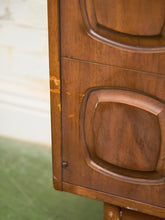 Load image into Gallery viewer, Broyhill Sculptra Hutch Bar
