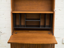 Load image into Gallery viewer, Broyhill Sculptra Hutch Bar
