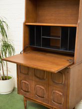 Load image into Gallery viewer, Broyhill Sculptra Hutch Bar
