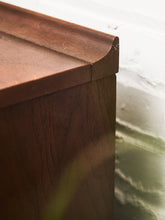 Load image into Gallery viewer, Broyhill Sculpture Extra Storage Gentleman’s Chest
