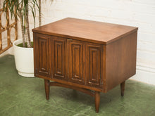 Load image into Gallery viewer, Broyhill Sculptra Pair of Nightstands
