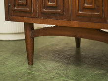 Load image into Gallery viewer, Broyhill Sculptra Pair of Nightstands
